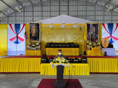 พระบาทสมเด็จพระเจ้าอยู่หัว ทรงพระกรุณาโปรดเกล้าฯ ให้องคมนตรี ร่วมกับมูลนิธิราชประชานุเคราะห์ ในพระบรมราชูปถัมภ์ เชิญสิ่งของพระราชทาน มอบแก่ราษฎรผู้ประสบอุทกภัย ที่ จ.นราธิวาส